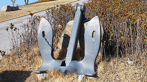 철근으로 만들어진 닻 모형이 전시되어 있는 사진