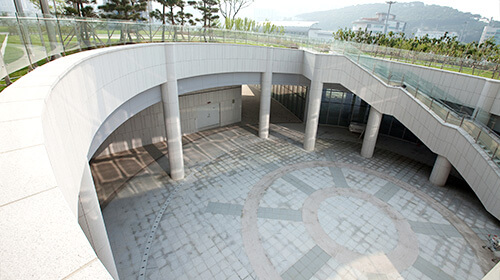 국립해양박물관 원형광장. 원형으로 내려가는 형식의 계단사진