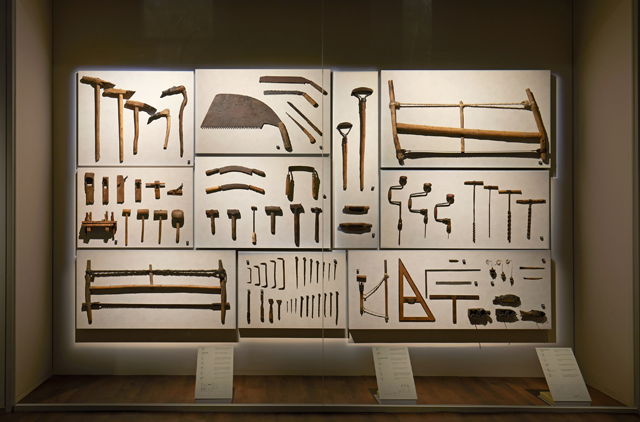 선박에서 사용한 도구들을 벽면에 전시한 모습