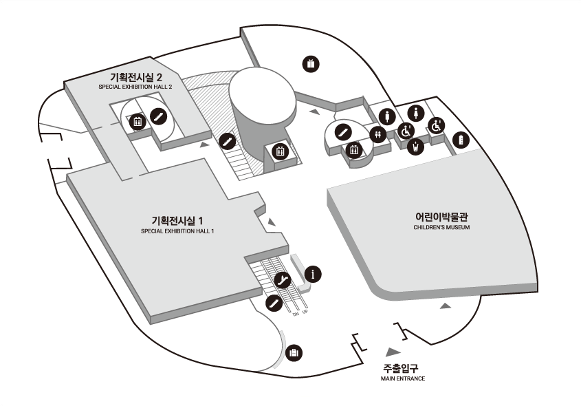 2층 단면도 그림.
					주출입구로 들어온 후 오른쪽으로 안내데스크와 어린이 박물관이 위치해 있습니다. 어린이 박물관 왼쪽편엔 화장실과 수유실, 음수대가 배치되어 있습니다.
					주출입구로 들어오 후 왼쪽에는 물품보관소와 계단과 에스컬레이터가 위치해 있고, 기획전시실1과 기획전시실2이 위치해 있습니다.
					기획전시실2 출입구 옆으로 엘리베이터와 계단이 있습니다. 2층의 오른쪽 위쪽 끝에는 뮤지엄숍이 위치해 있습니다.