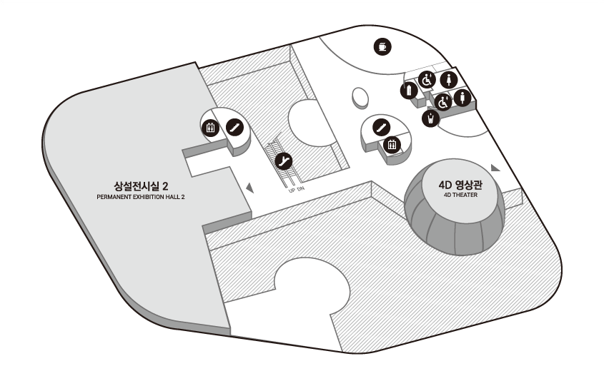 4층 단면도 그림.
					중앙 에스컬레이터를 타고 올라오면 오른쪽에 상설전시실 2 출입구가 있습니다. 상설전시실 2 입구 오른쪽에 계단과 에스컬레이터가 있습니다.
					중앙 에스컬레이터를 타고 올라온 방향을 기준으로, 중앙에서 왼쪽에 계단과 에스컬레이터가 있고, 그 주변으로 화장실, 수유실, 음수대가 배치되어 있습니다.
					왼쪽 아래 끝에는 카페가 위치해 있고, 그 위로 화장실을 지나 직진하면 4D상영관 출입구가 있습니다. 