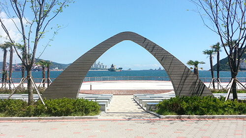 국립해양박물관 해오름마당. 야외 반원형 모양의 기둥 입구 뒤에 해오름 마당이 보인다.