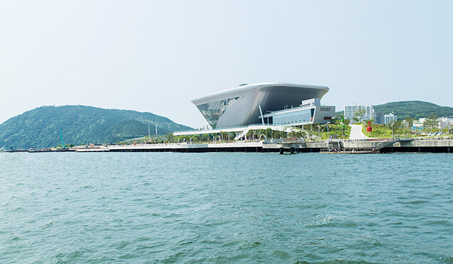 우측 바다에서 바라본 전경
