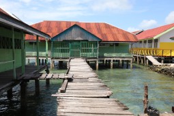 sulawesi teenggare주 wakatobi regency kaledupa섬 sampela마을널빤지로 연결된 길과 가옥의 출입구