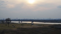 오사카(大阪)에서 요도우라(淀浦)로 가는 길에 있는 히라카타(枚方)에서 바라본 요도가와 전경.