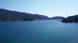 산노세(三之瀨) 전경. 오른쪽의 섬이 통신사선단이 머물렀던 가마가리(鎌刈)로 현재의 지명은 시모카마가리시마(下蒲刈島)이다. 왼쪽에 있는 섬은 가미카마가리시마(上蒲刈島)이다.