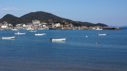도모노우라(_浦) 항구 전경. 도모노우라의 현재 지명은 도모노우라(_の浦)이다_