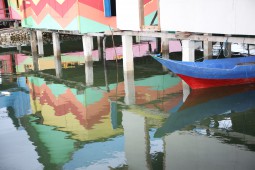 sulawesi teenggare주 buton섬 bajo bahari마을 바다에 설치된 시멘트 기둥위에 설치된 집