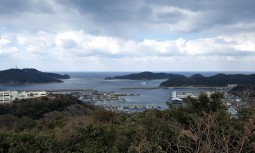 시로야마(城山) 공원 전망대에서 바라본 가자모토우라(風本浦) 앞 바다 전경. 왼쪽이 와카미야시마(若宮島)이고, 오른쪽이 메이도리시마(名鳥島)이다.