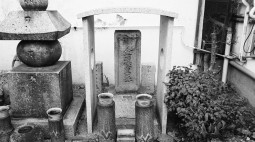 오사카의 치쿠린지(竹林寺)에 있는 김한중의 묘. 절 뒤편으로 돌아가면 벽면 가까운 곳에 위치한 묘를 찾을 수 있다. 이름이 김한중(金漢重)으로 새겨져 있다.