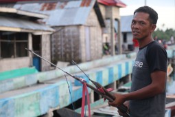 sulawesi teenggare주 wakatobi regency wangiwangi섬 mola마을 작살을 이용한 어업활동