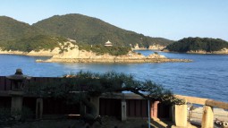 도모노우라 후쿠젠지(福禪寺) 본당에서 바라본 풍경. 통신사 일행이 일본에서 가장 멋진 경치라고 극찬했던 곳이기도 하다. 멀리 높은 산처럼 보이는 것이 센스이지마(仙醉島)이고 오른쪽 작은 섬이 고고시마(皇后島)이다.