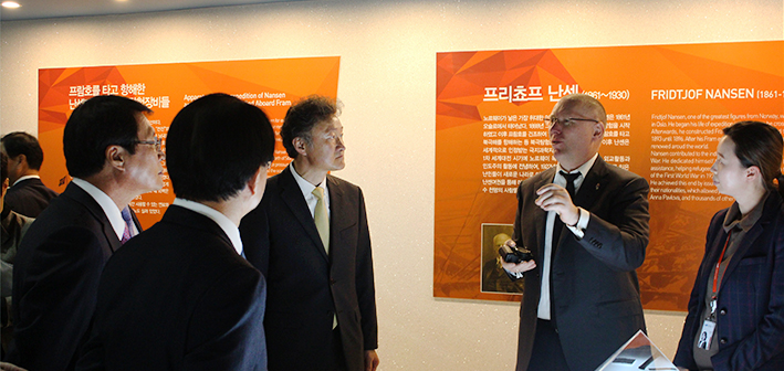 한국, 노르웨이 대사관들이 가이드와 함께 전시관 안에서 대화를 나누는 모습