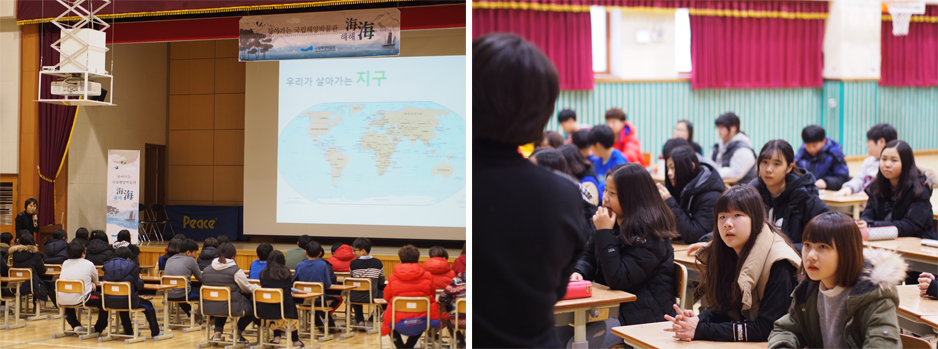 강당에서 수업하고 있는 아이들과 선생님의 모습