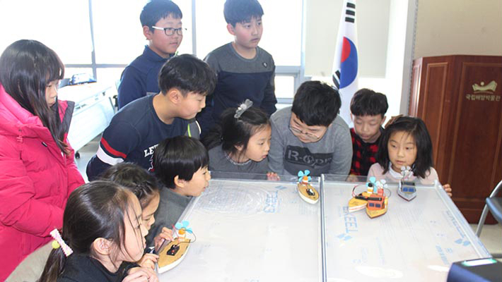 모형선 경주를 하고 있는 아이들의 모습