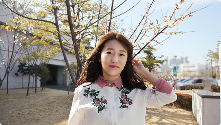 꽃나무를 등지고 찍은 박선영 학예사 사진