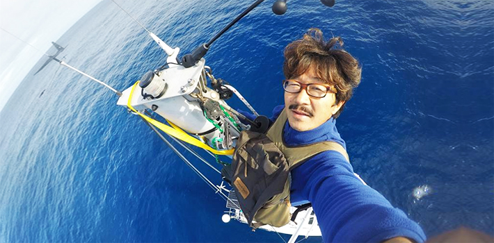 마스트 수리 중인 김슨진 선장 사진