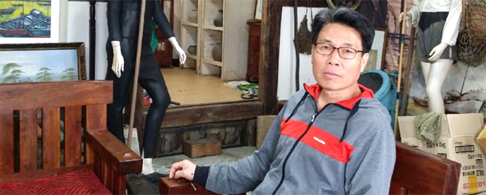 박물관 내부에 앉아 카메라를 쳐다보며 사진을 찍은 사람의 모습