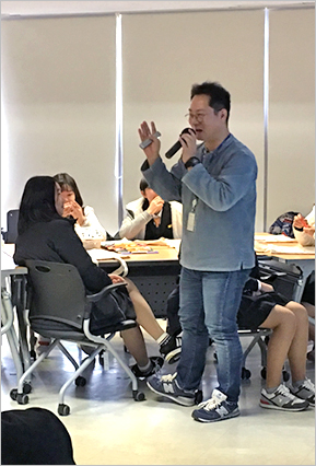 진로연계 강의를 하고 있는 강사의 모습